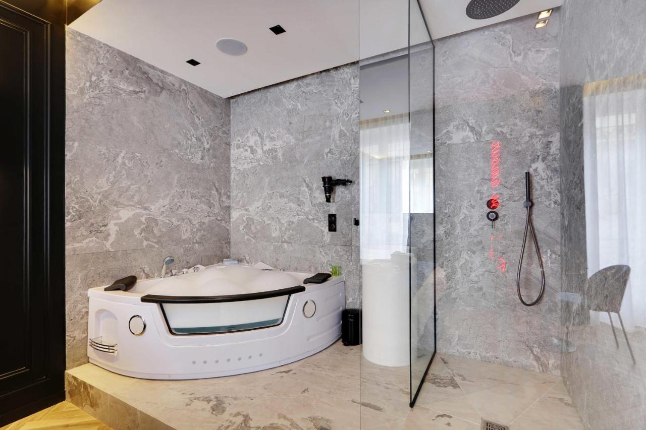 Couples Getaway Unit With Jacuzzi - City Center Paryż Zewnętrze zdjęcie