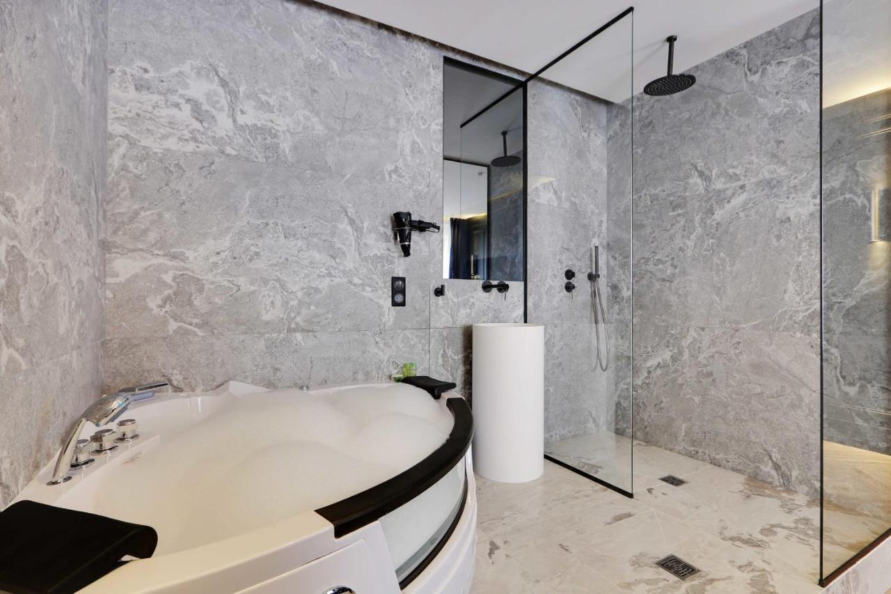 Couples Getaway Unit With Jacuzzi - City Center Paryż Zewnętrze zdjęcie