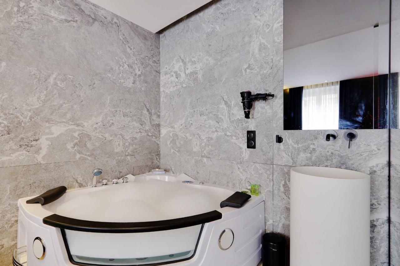 Couples Getaway Unit With Jacuzzi - City Center Paryż Zewnętrze zdjęcie